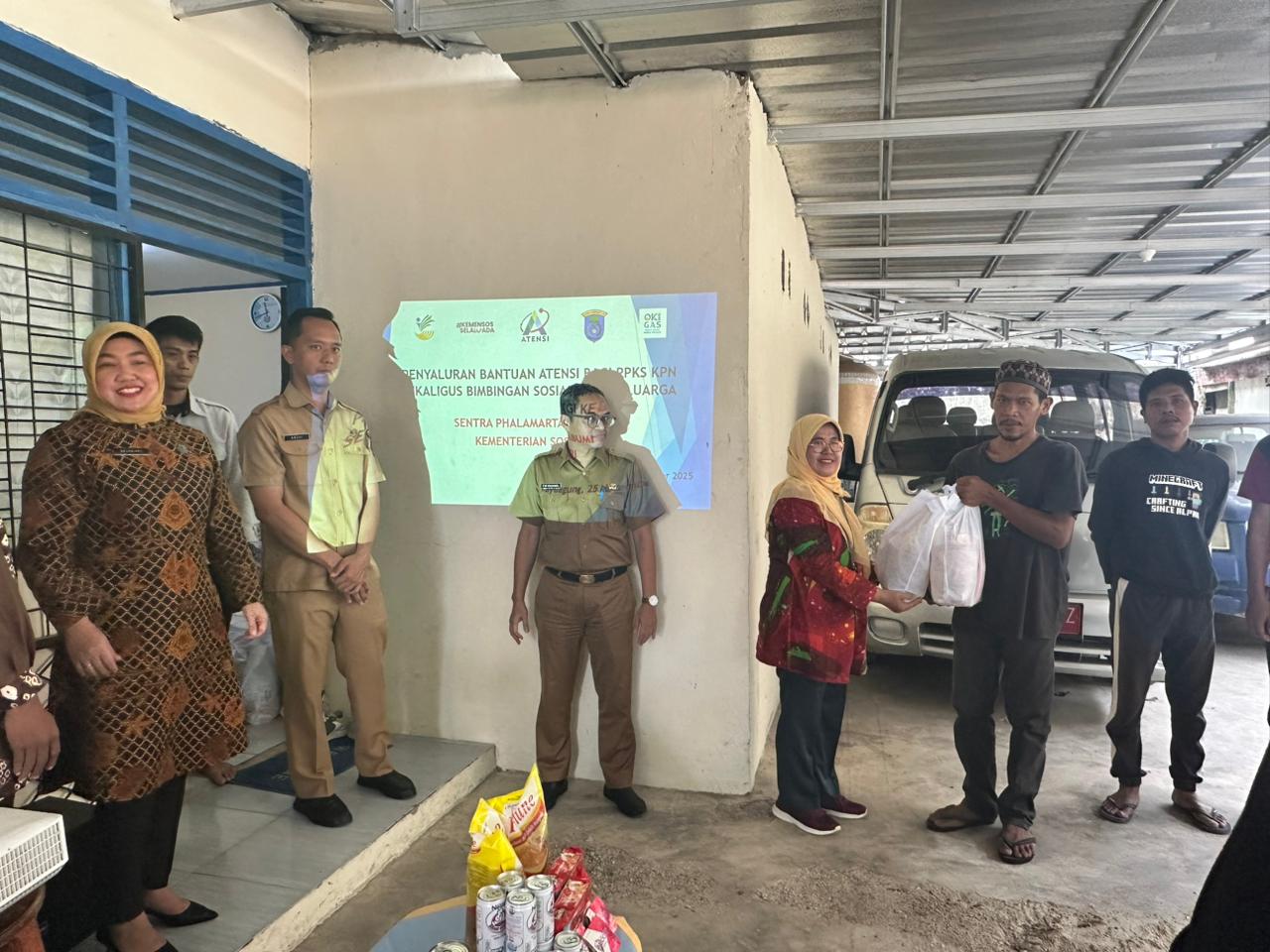 12-PAS (Pemerlu ATENSI Sosial) Kemensos adalah 12 kelompok sasaran utama program kesejahteraan sosia