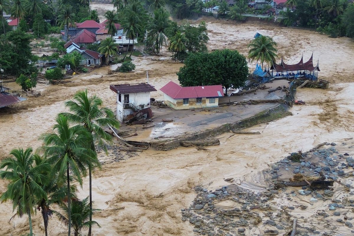 Mengubur Duka, Menjaga Harapan di Tanah Sumatera