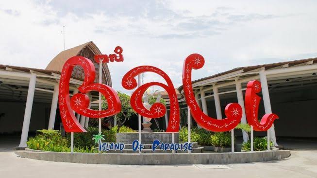 Arus Penumpang Padat Jelang Tahun Baru, 74.039 Orang Melintas di Bandara Ngurah Rai