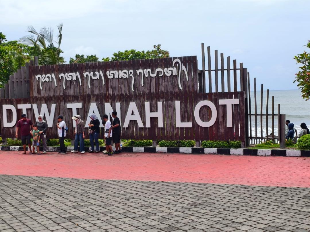 Kunjungan Turun, Pendapatan DTW Tanah Lot 2025 Justru Lampaui Target