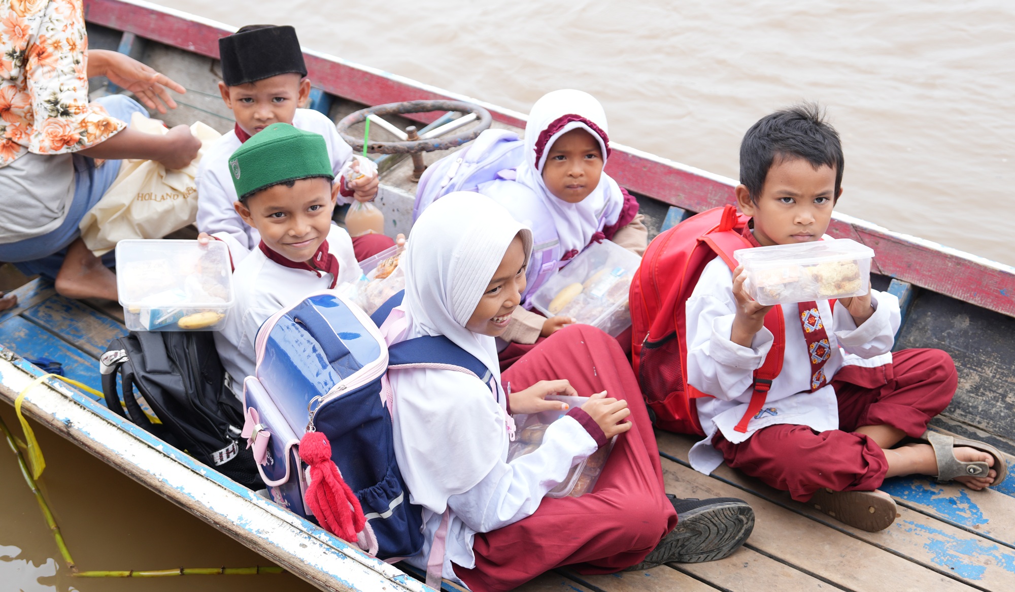 MBG Bantu Penuhi Gizi Anak-Anak Nelayan dan Petani di Seberang Sungai Musi