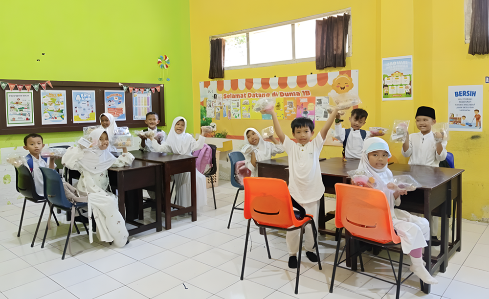 Senyum Ceria Anak Bangsa: Program Makan Bergizi Gratis disambut Antusias dari Jawa hingga Papua