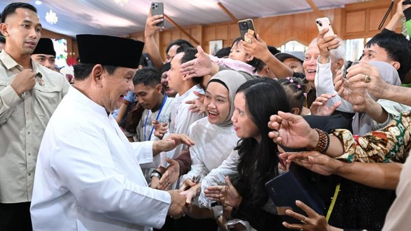 Presiden Prabowo Sapa Warga Saat Open House Lebaran di Istana