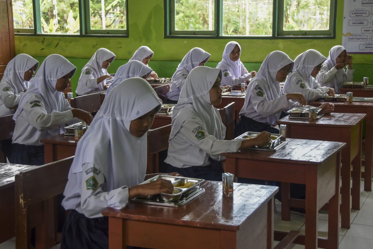 Anak-Anak Menyukainya, Tapi Apakah Kita Sudah Mengawalnya? Cerita di Balik Program MBG