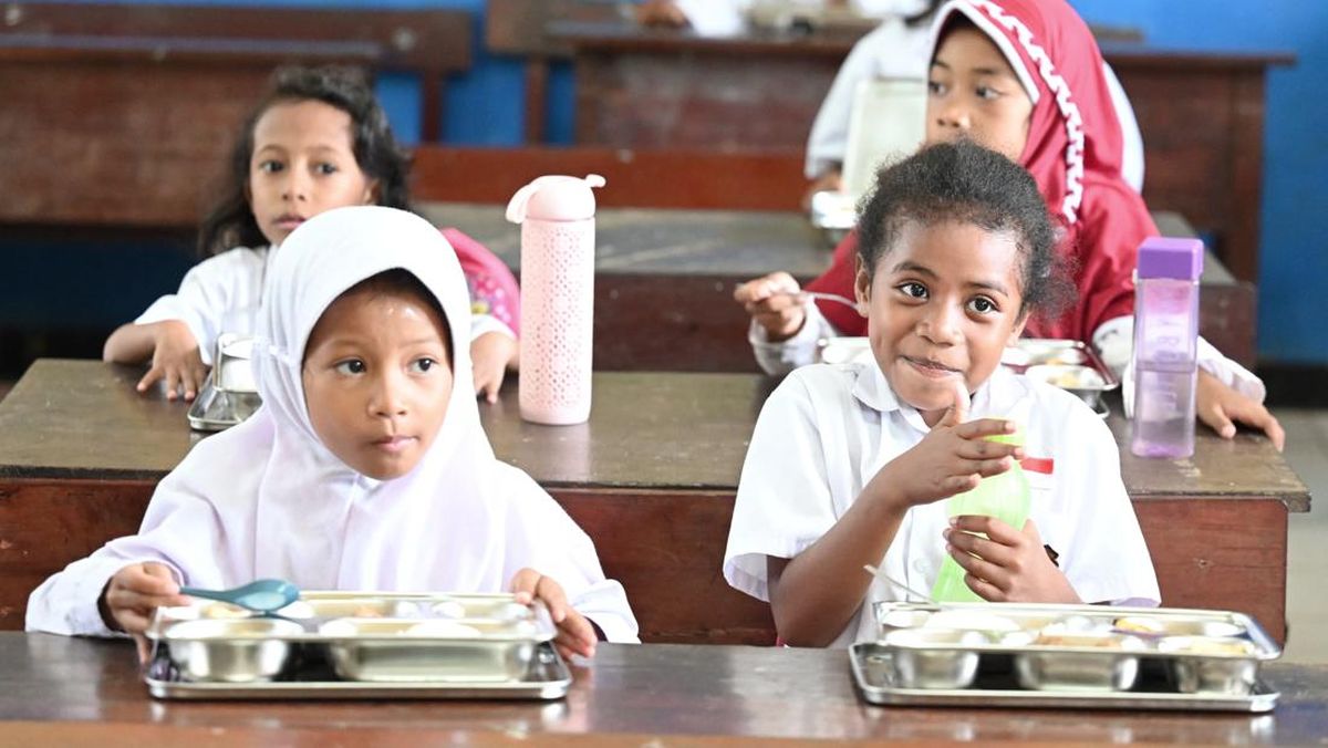 Di Balik Satu Piring MBG: Antara Senyum Anak Papua dan Risiko Generasi yang Terabaikan