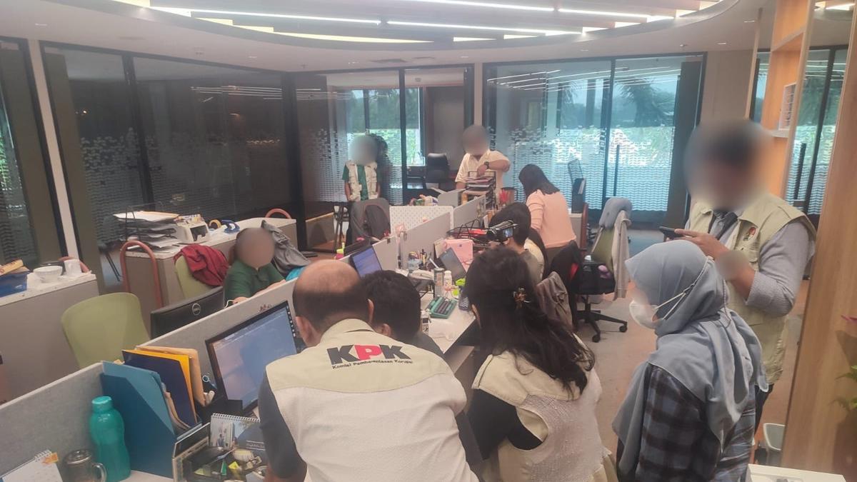 KPK Geledah Kantor Summarecon, Sejumlah Barang Dibawa