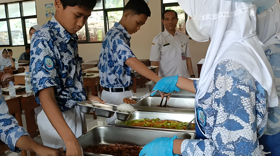 Sorotan MBG Uji Coba Prasmanan dan Panti Asuhan, Dugaan Keracunan Sukabumi Jadi Evaluasi Keamanan